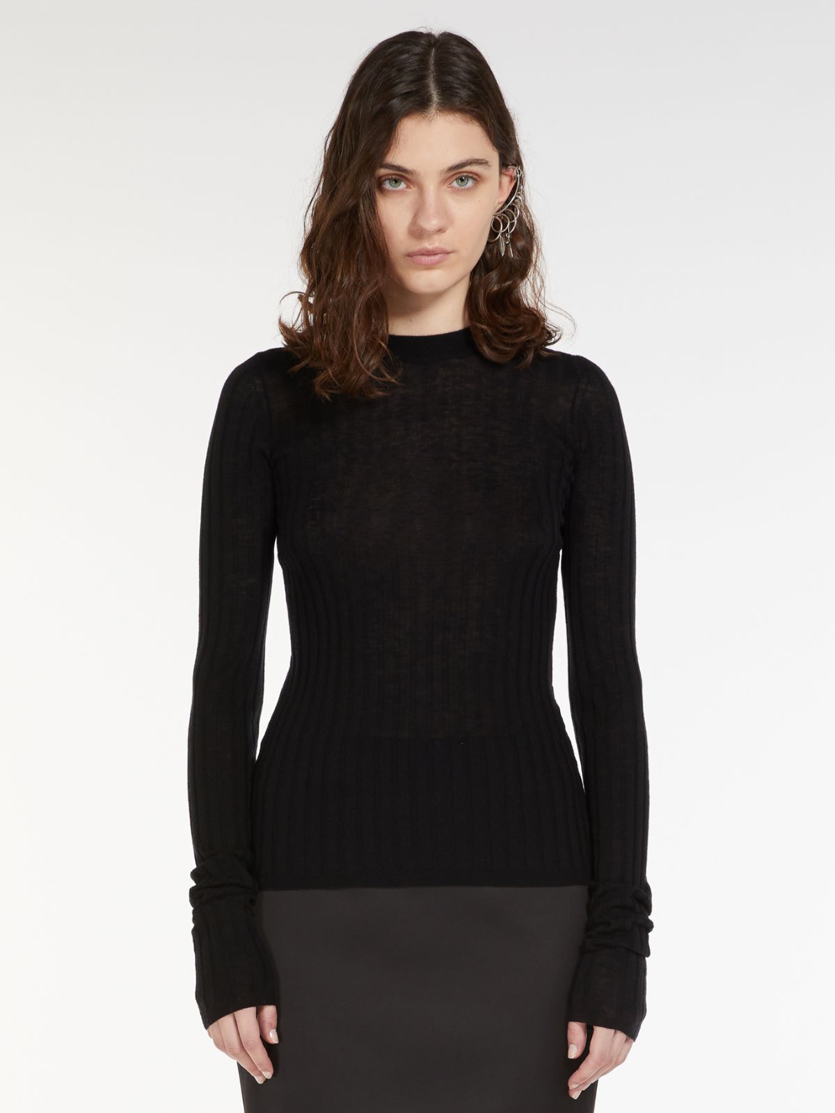 Maglia Moschino girocollo con maxi ricamo