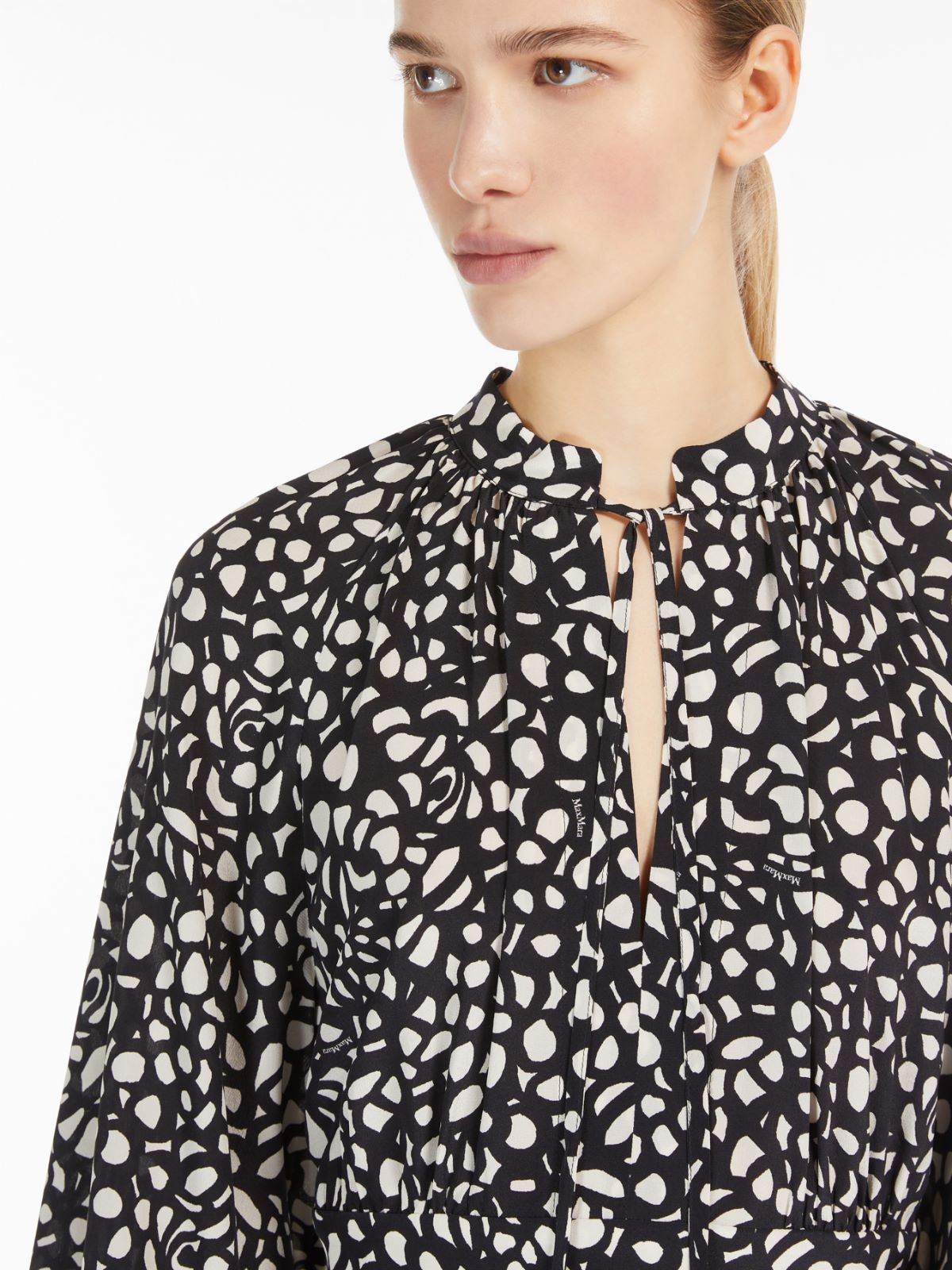 Langes Kleid aus bedruckter Seide, schwarzweiss |  