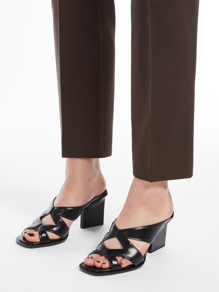 Max Mara　ブラックミュール Black leather sandals | Max Mara