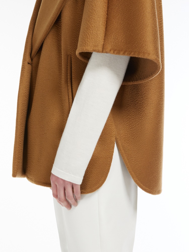 Oversized cashmere cape, hazelnut brown | 