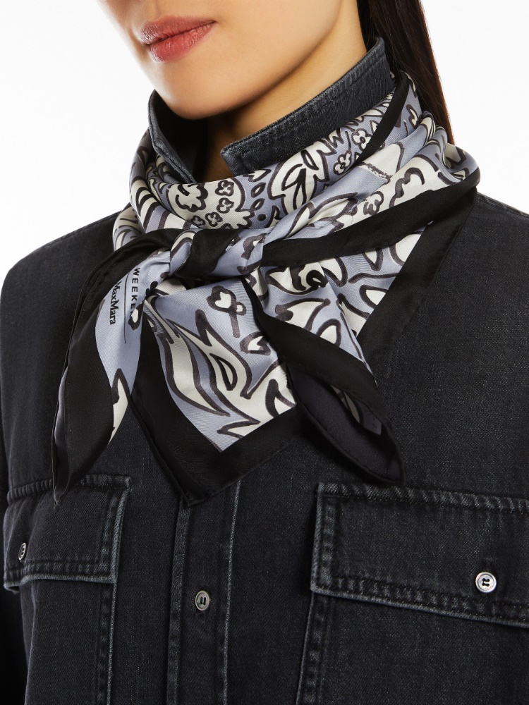 【★完売必至★】WEEKENDMAXMARA ☆ プリントスカーフ ONESTO Printed silk scarf, light grey | 