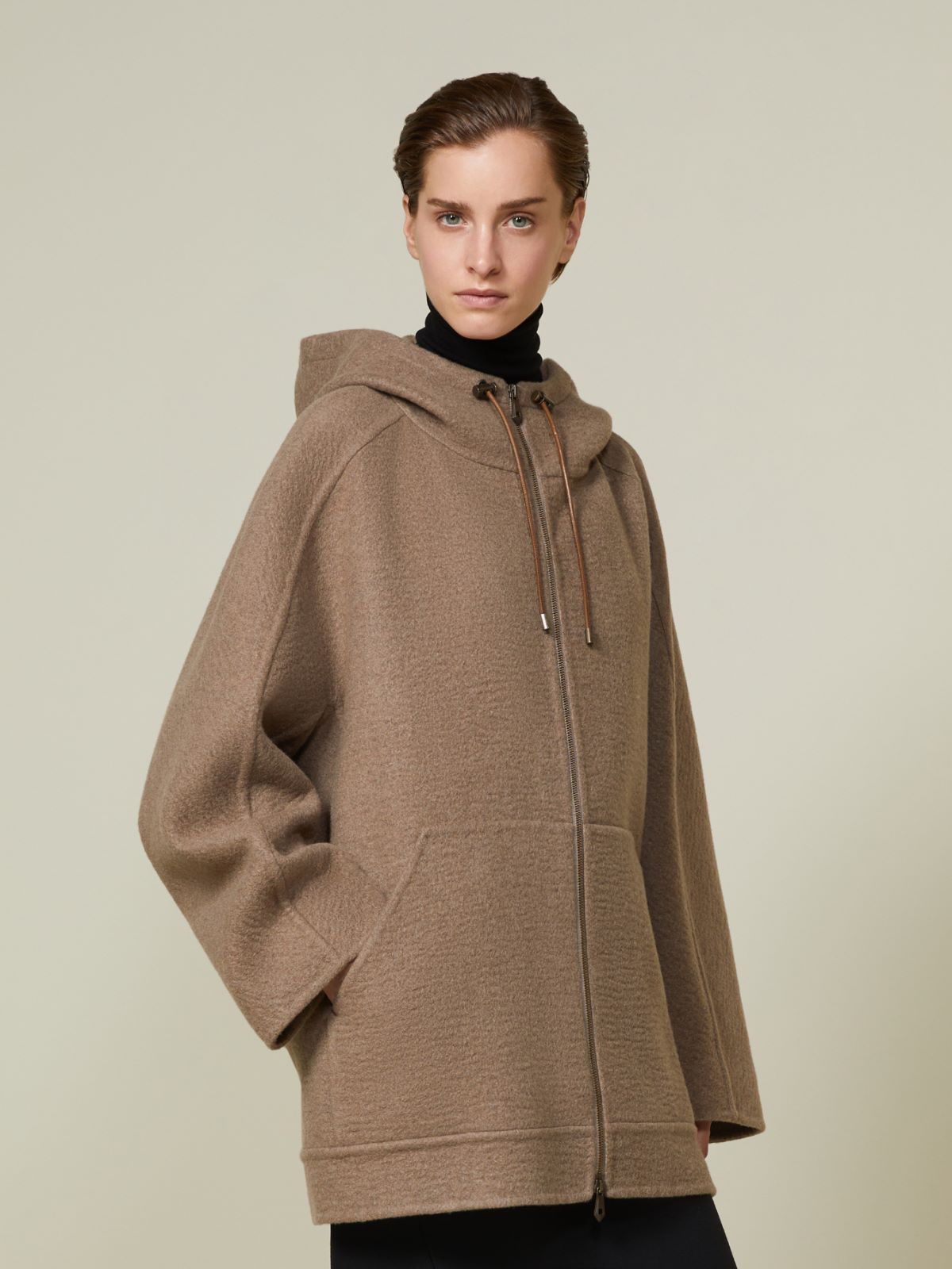 Bluzka typu blouson z dwuwarstwowego kaszmiru z kapturem - BEŻOWY GOŁĘBI - Max Mara - 2