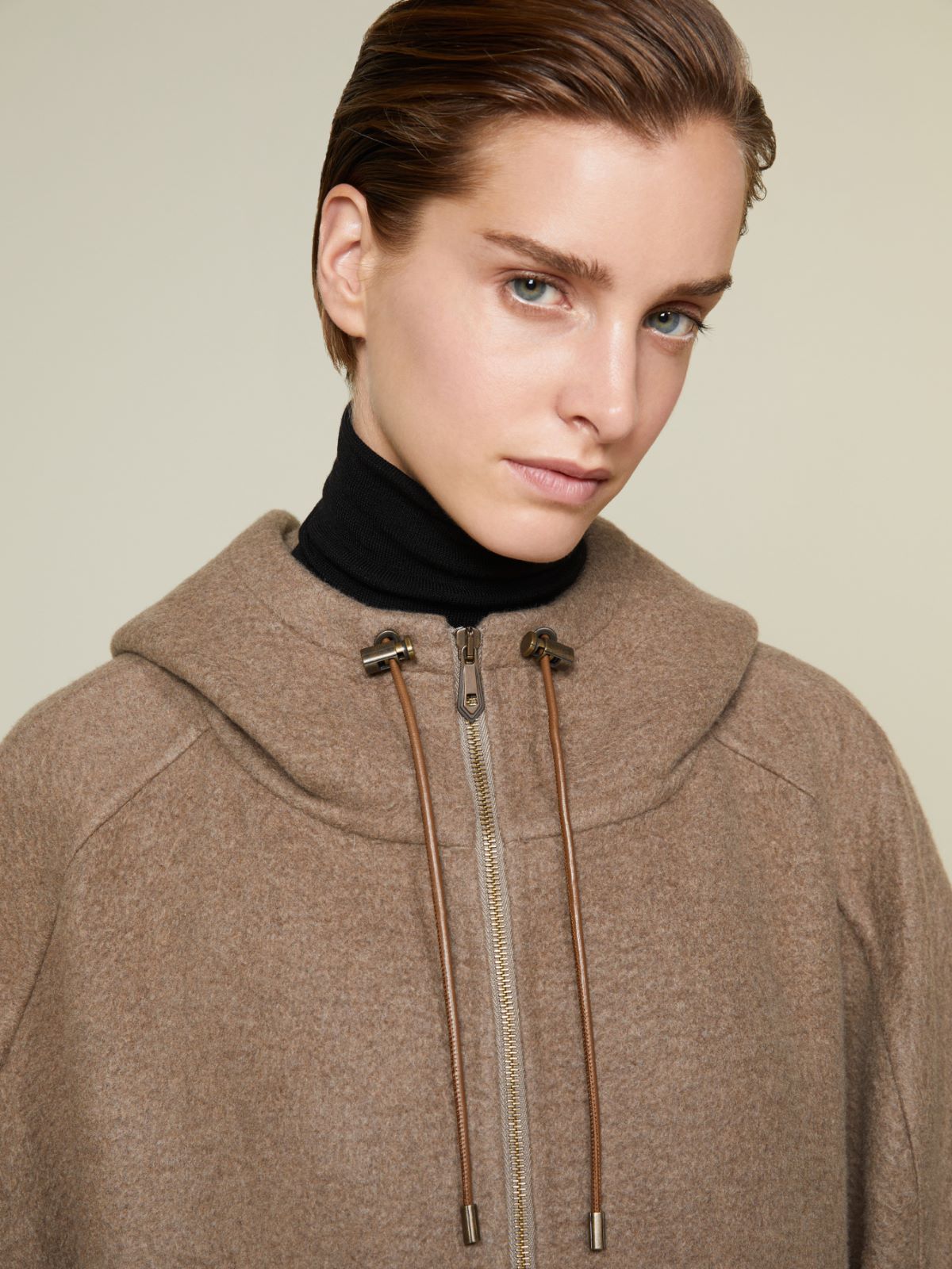 Bluzka typu blouson z dwuwarstwowego kaszmiru z kapturem - BEŻOWY GOŁĘBI - Max Mara - 4