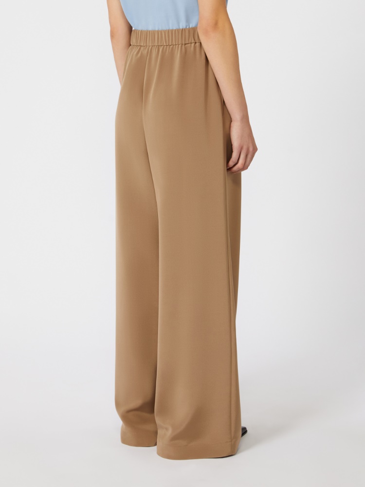 Comfortable trousers in stretch crêpe de Chine, hazelnut