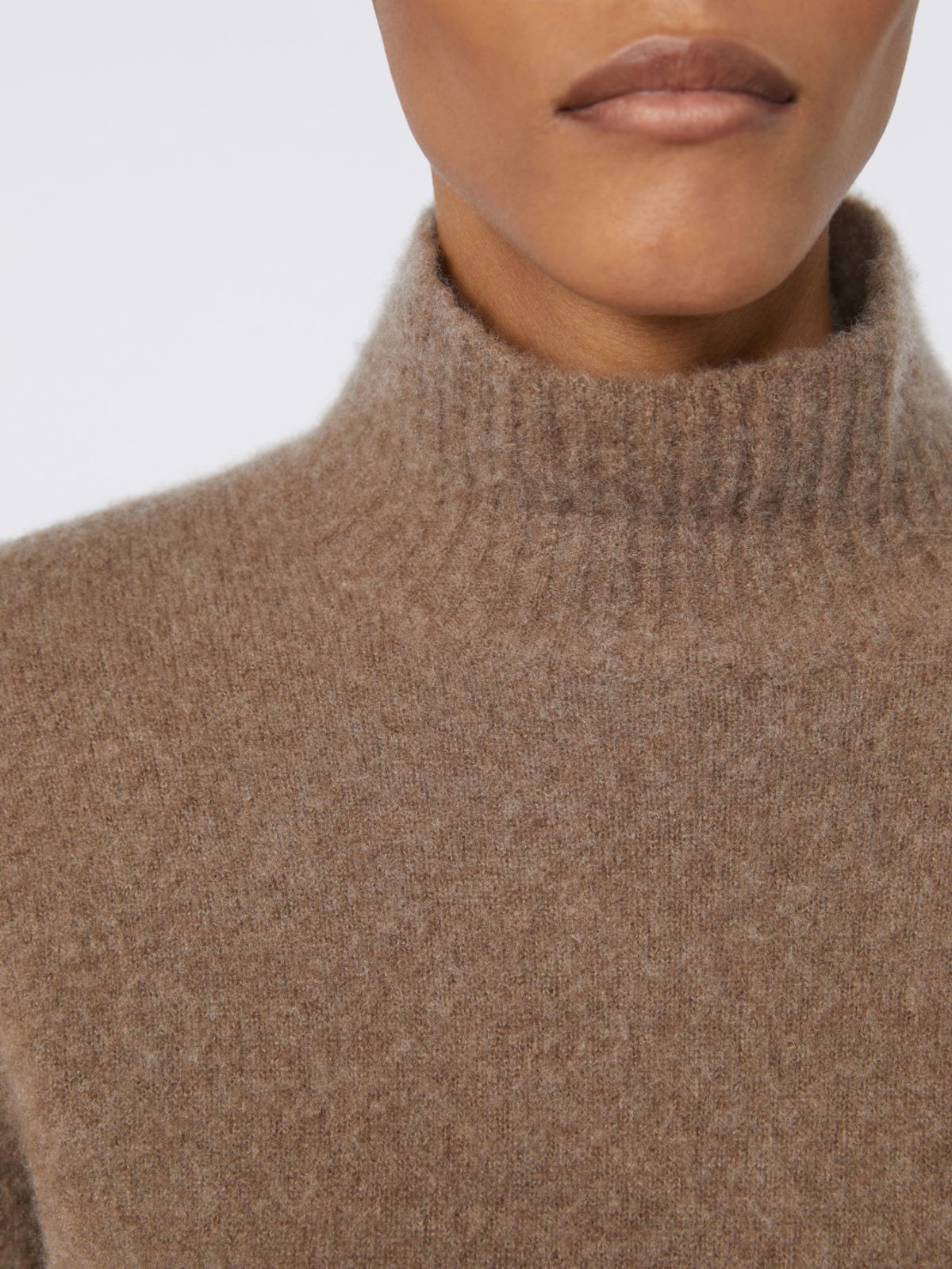Dzianinowa sukienka z kaszmiru ze streczem - BEŻOWY GOŁĘBI - Max Mara - 4