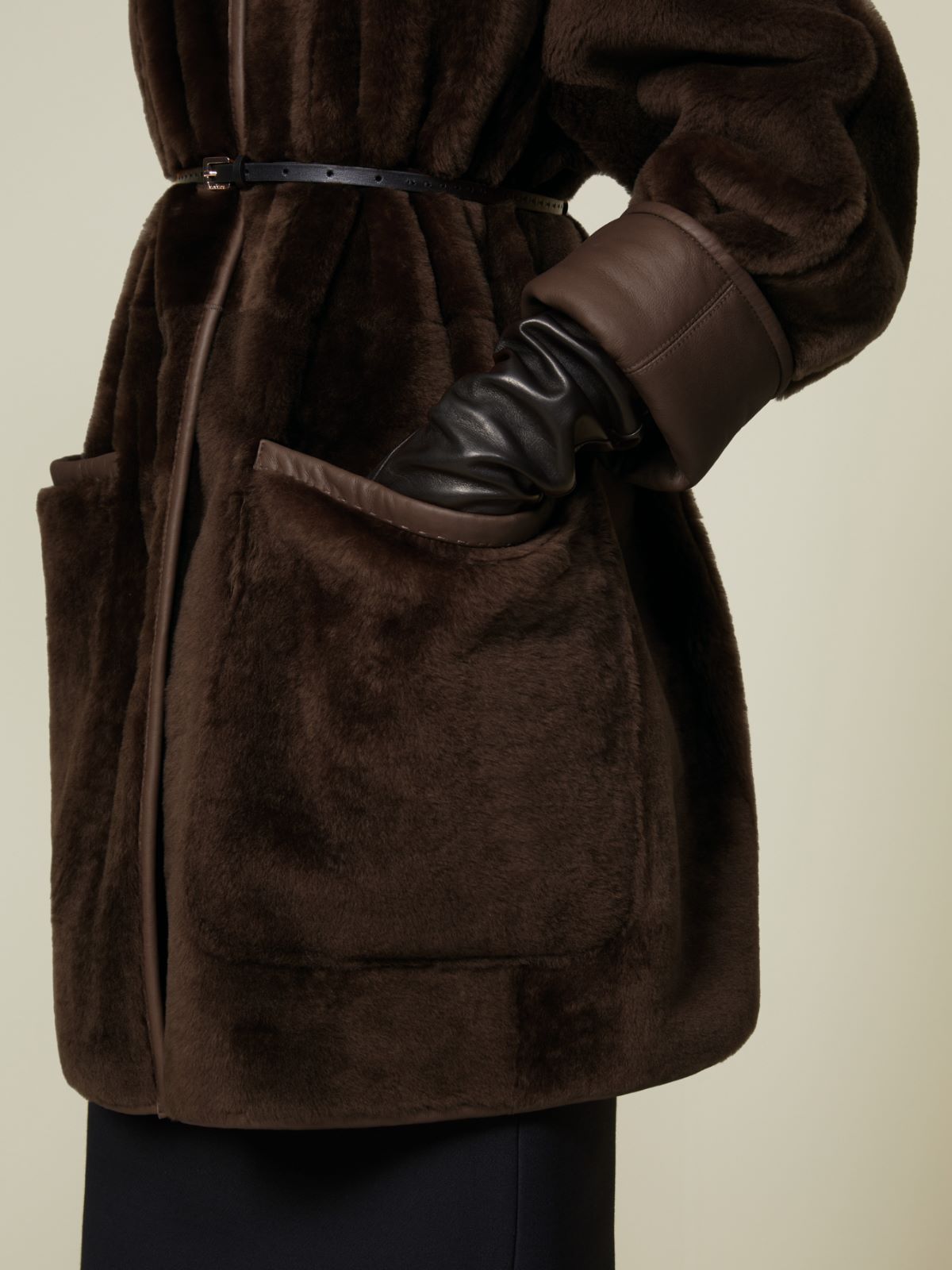 Płaszcz koszulowy z kożuszkiem - CIEMNOBRĄZOWY - Max Mara - 4