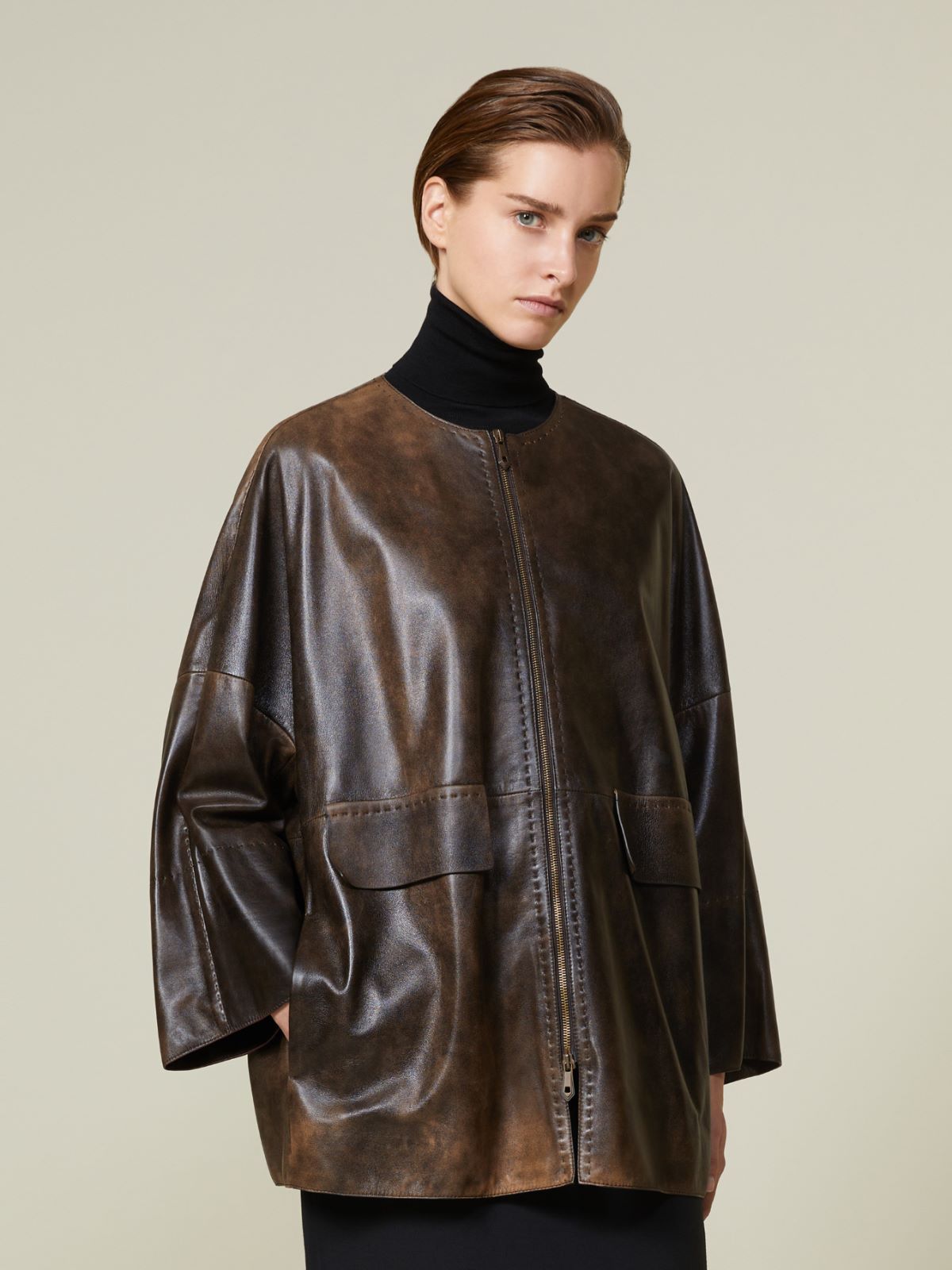 Płaszcz typu biker z błyszczącej skóry nappa - CIEMNOBRĄZOWY - Max Mara - 2