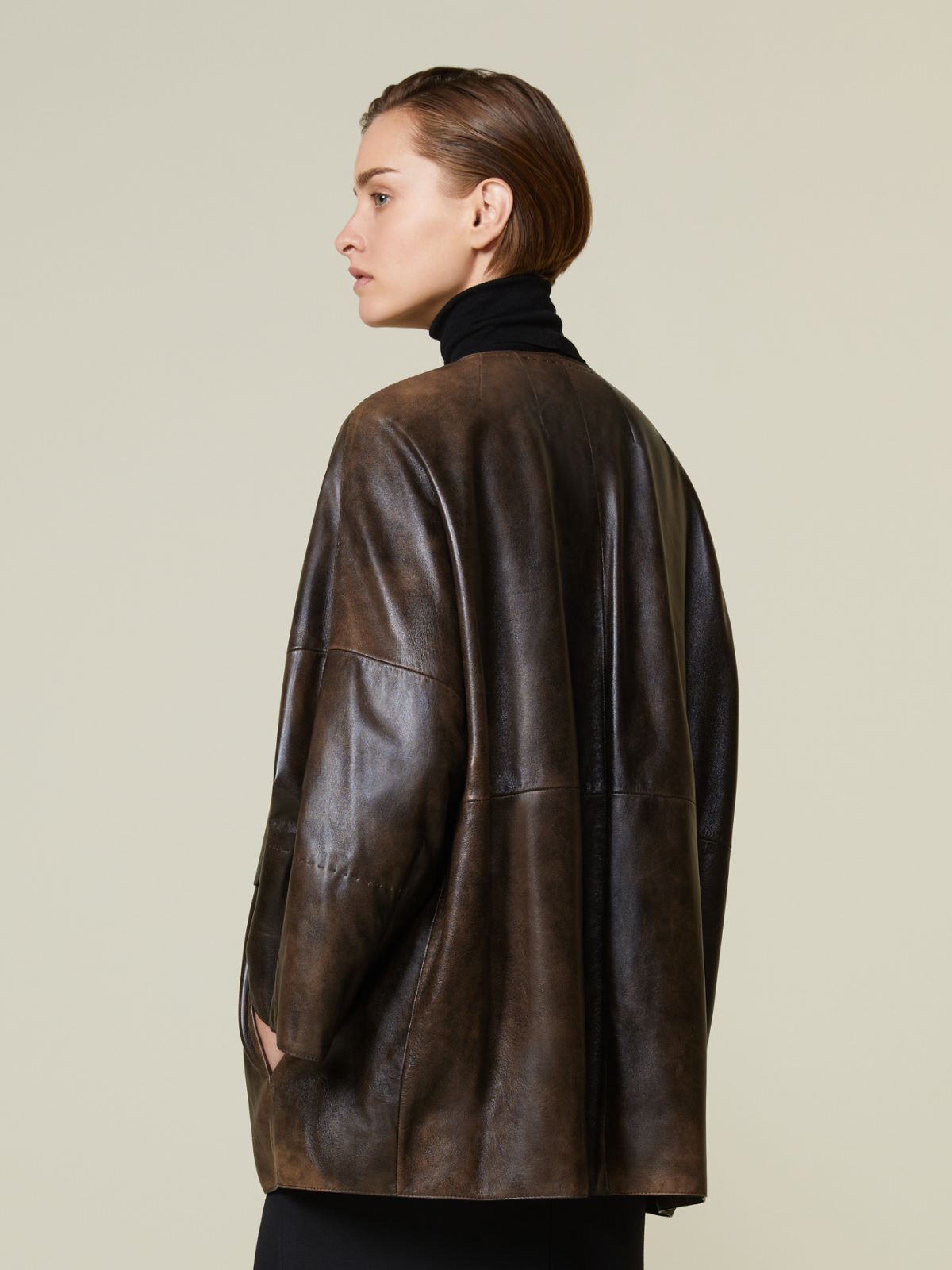 Płaszcz typu biker z błyszczącej skóry nappa - CIEMNOBRĄZOWY - Max Mara - 3