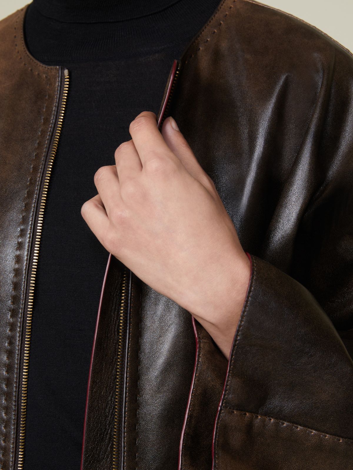 Płaszcz typu biker z błyszczącej skóry nappa - CIEMNOBRĄZOWY - Max Mara - 4
