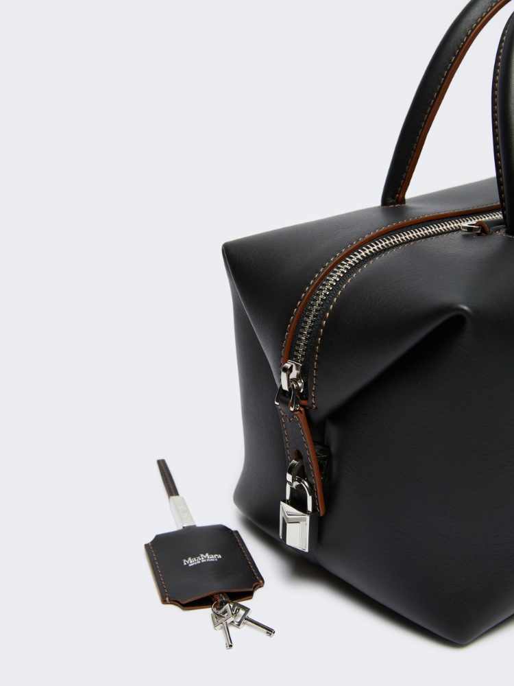 【関税＆送料込み】Max Mara Holdallm - Medium Satchel In Na Medium natural leather bowler bag, black | 