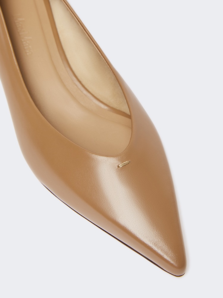 直営♪Max Mara レザー キトゥン ヒールパンプス KITTENPUMP Kittenpump leather pumps in beige - Max Mara | Mytheresa