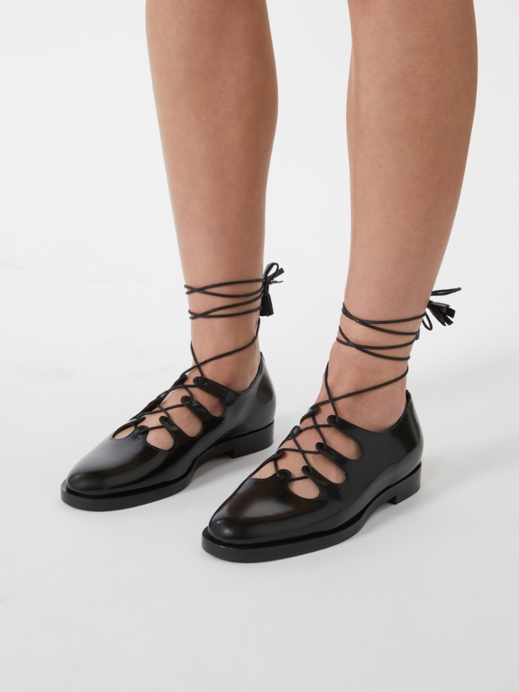 Sznurowane buty z błyszczącej skóry - CZARNY - Max Mara - 2