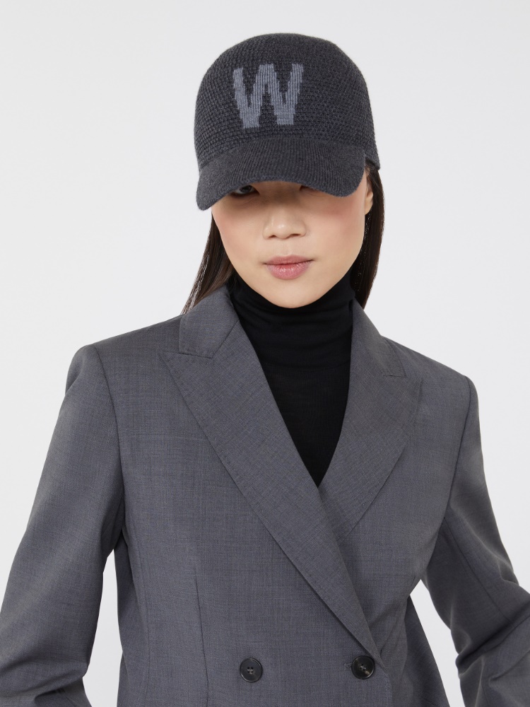 MaxMaraのハット　新品未使用　タグ付き　定価37000円 MaxMaraのハット新品未使用タグ付き定価37000円