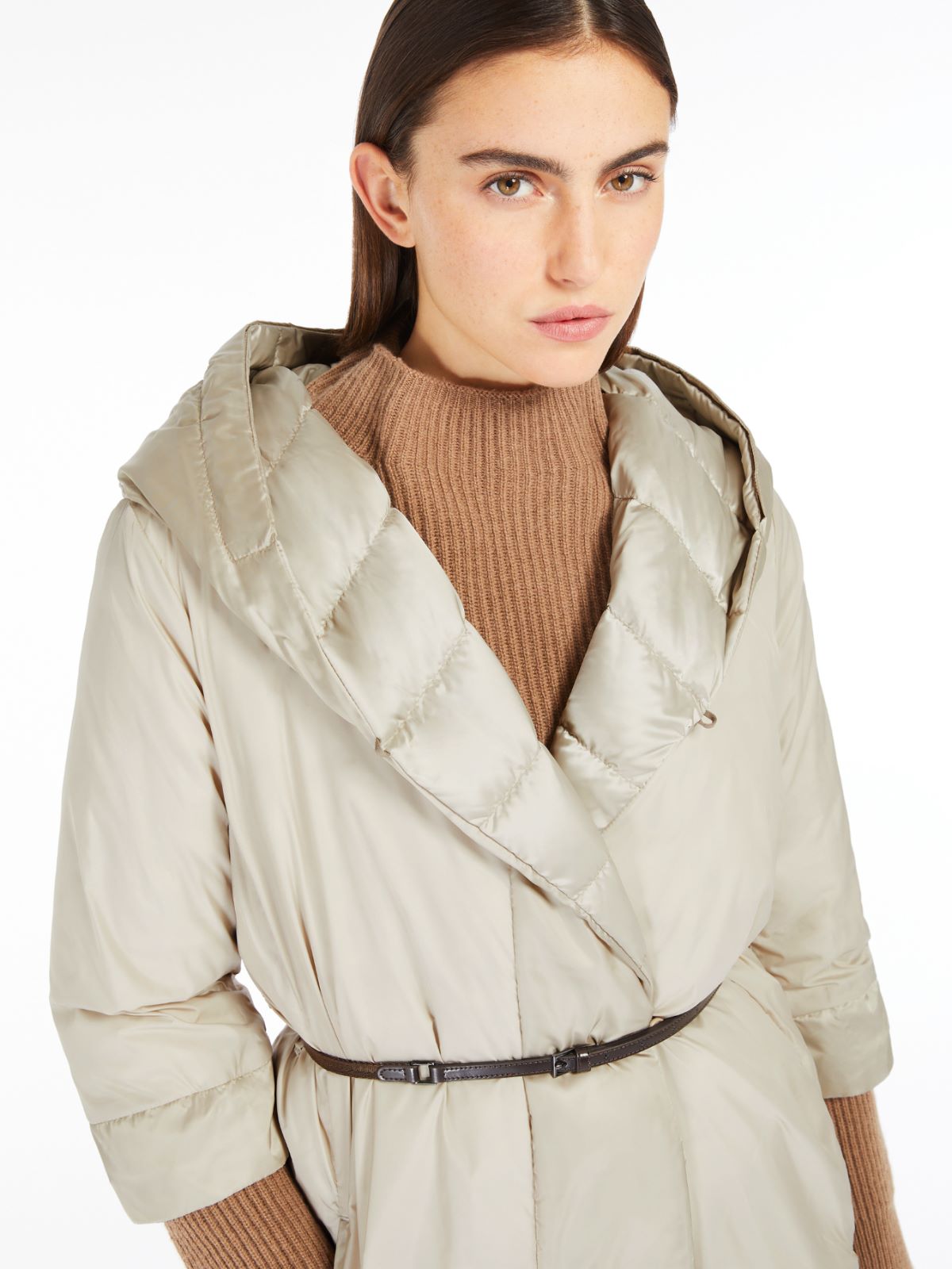 Dwustronny płaszcz szlafrokowy z hydrofobowej satyny technicznej - JASNY - Max Mara - 11