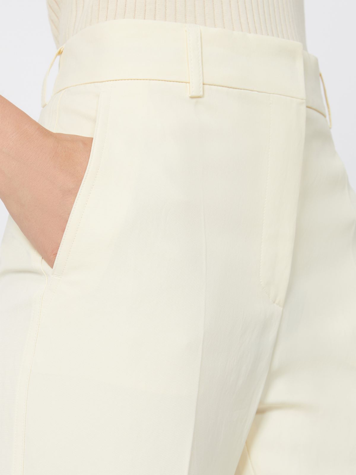 Eng anliegende Hose aus Viskose mit ausgestelltem Bein - ELFENBEINFARBEN - Max Mara - 4