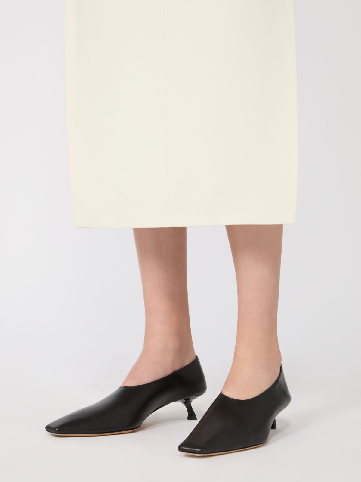 Pumps aus Nappaleder mit umklappbarer Rückseite - SCHWARZ - Max Mara - 5