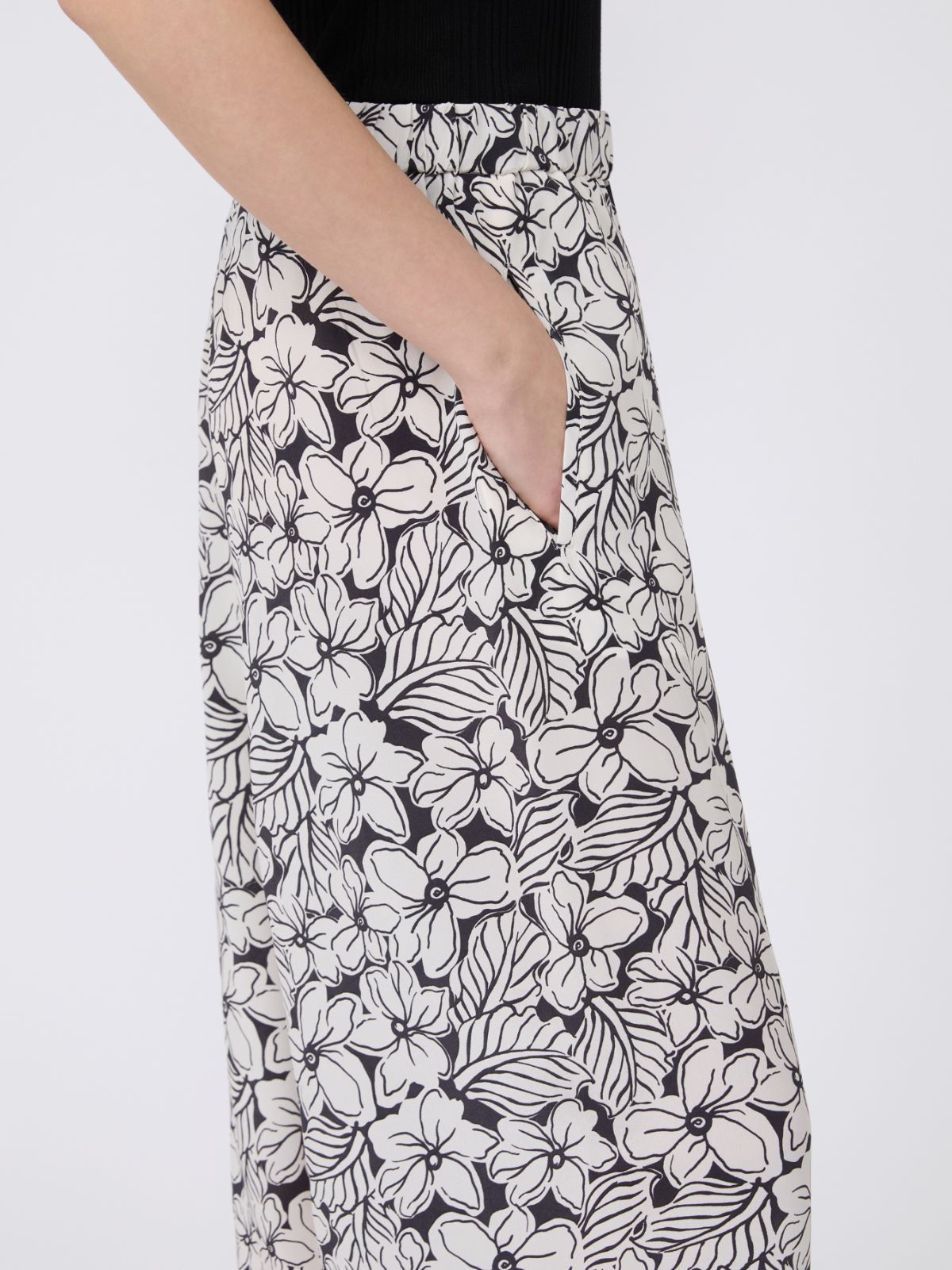 Spodnie ze wzorzystego krepdeszynu - CZARNY - 4