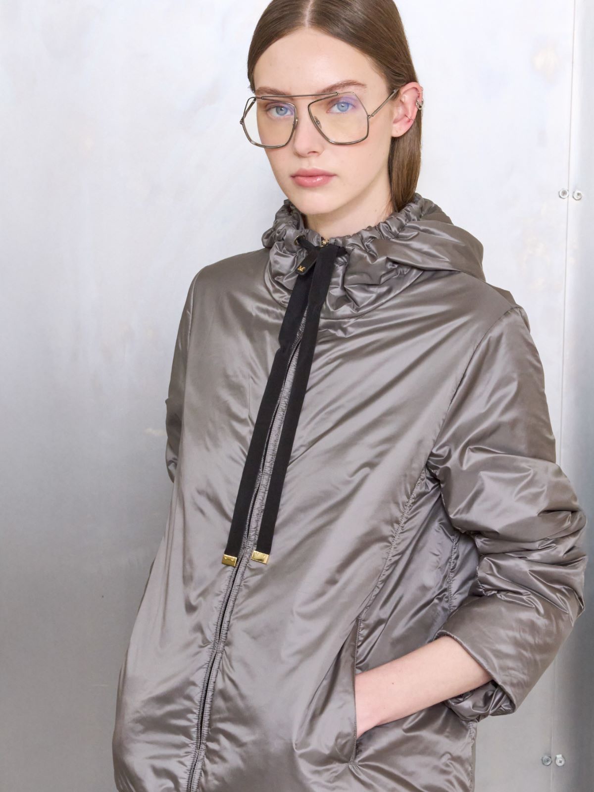 Wattierte Jacke mit Kapuze aus wasserabweisendem Canvas - MITTELGRAU - Max Mara