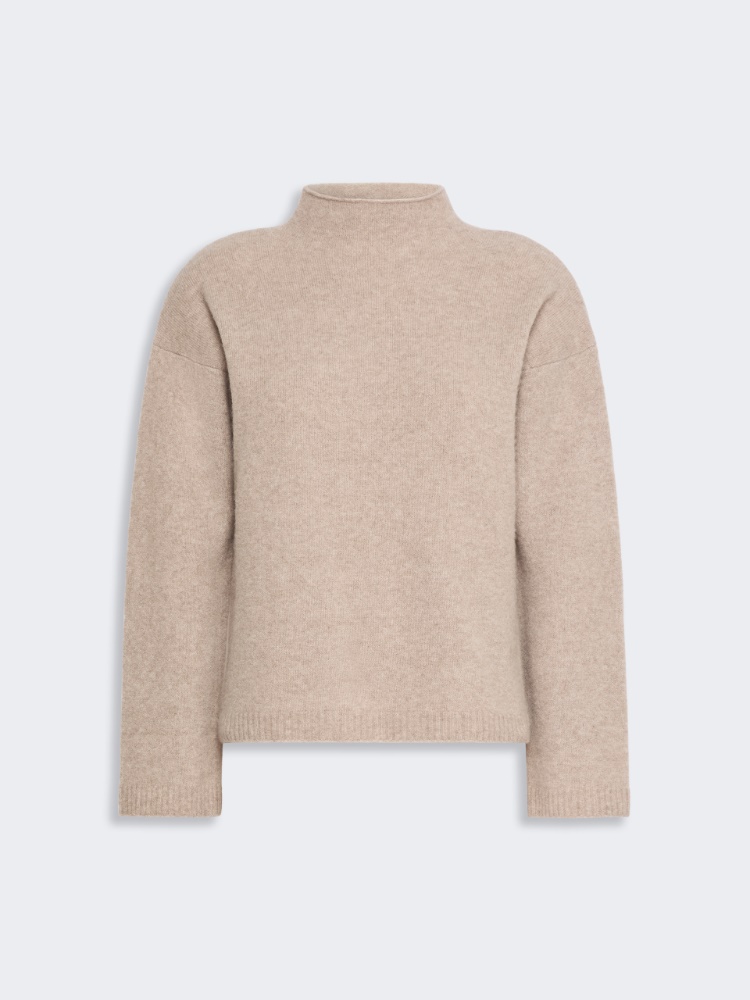 Relaxed-cut cashmere yarn sweater