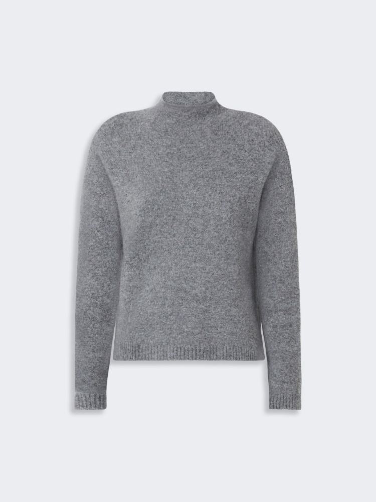 Relaxed-cut cashmere yarn sweater