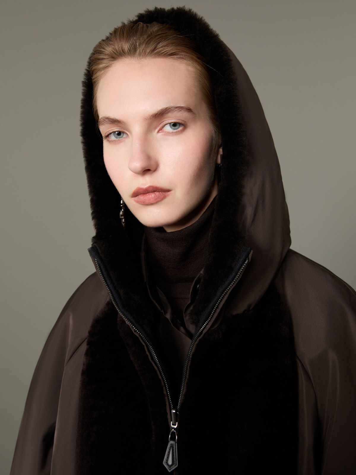Dwustronna kurtka puchowa z hydrofobowego radzmiru i kaszmiru - CIEMNOBRĄZOWY - Max Mara - 4