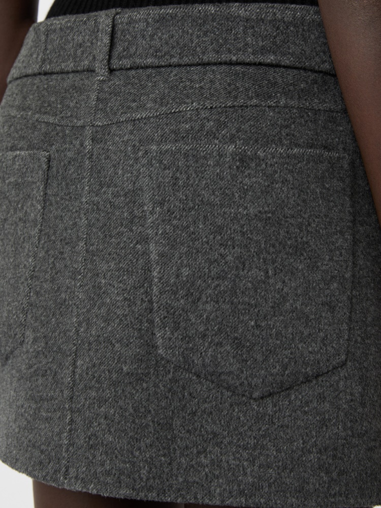 Short pure wool skirt - BLACK