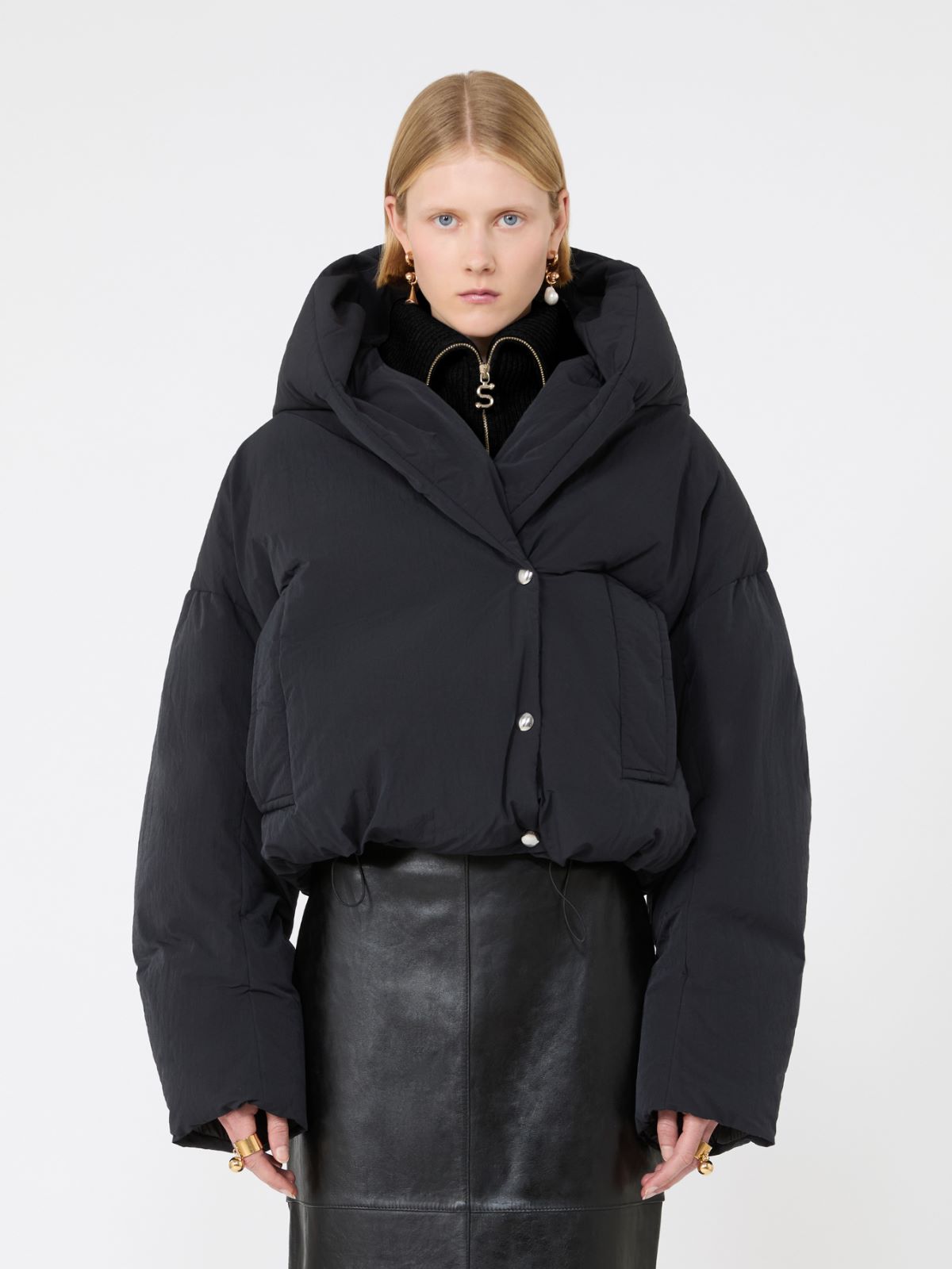 Krótka kurtka puchowa z gniecionej tkaniny - CZARNY - Max Mara - 2