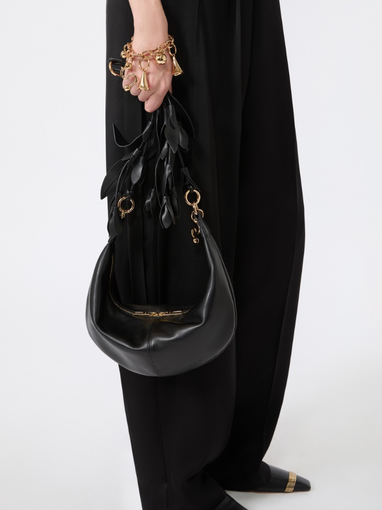 Hobo-Bag aus Nappaleder mit Blumenverzierung - SCHWARZ