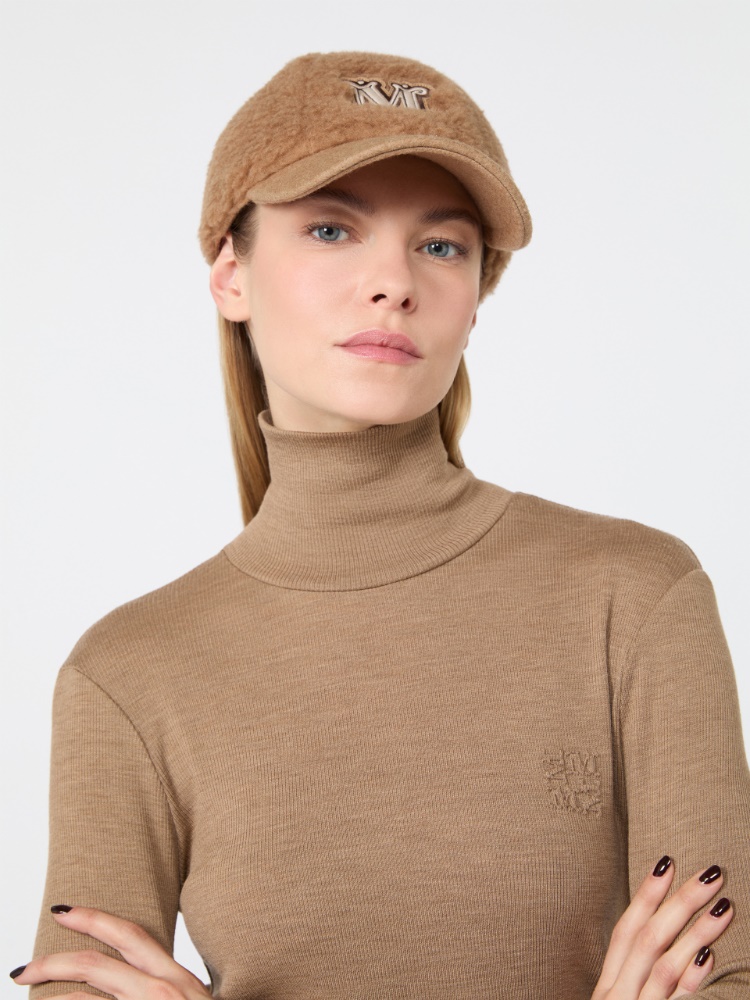 Camel and silk hat - CAMEL