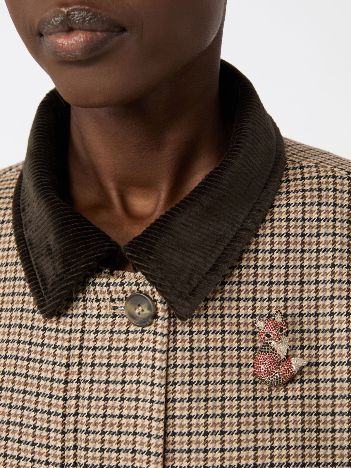 Metal brooch with rhinestones - BROWN