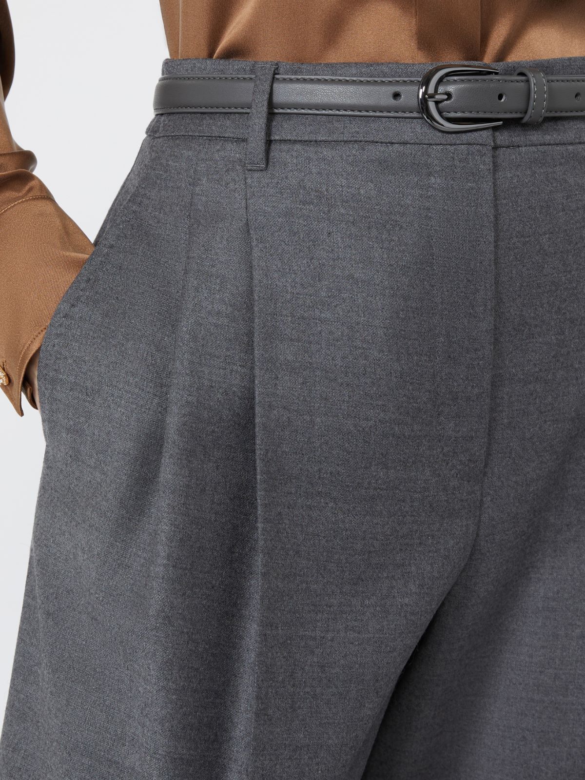 Spodnie w męskim stylu z flaneli wełnianej - CIEMNOSZARY - Max Mara - 4