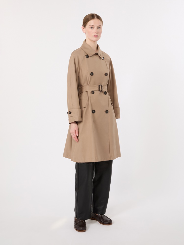 Doppelreihiger Trenchcoat aus wasserabweisendem Twill - KAMEL - 2