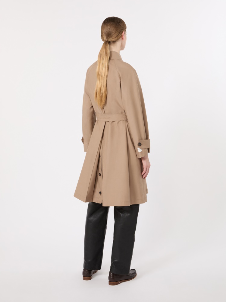 Doppelreihiger Trenchcoat aus wasserabweisendem Twill - KAMEL - 3