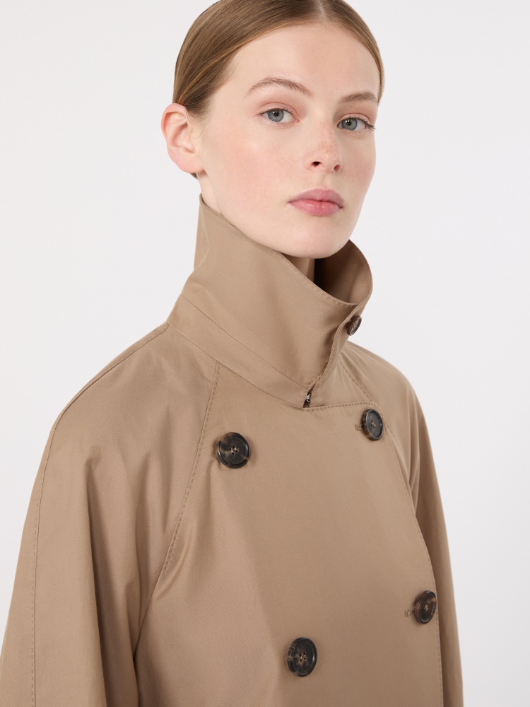 Doppelreihiger Trenchcoat aus wasserabweisendem Twill - KAMEL - 4