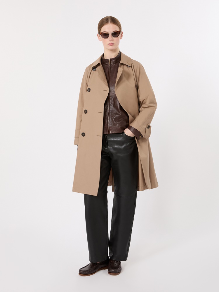 Doppelreihiger Trenchcoat aus wasserabweisendem Twill - KAMEL