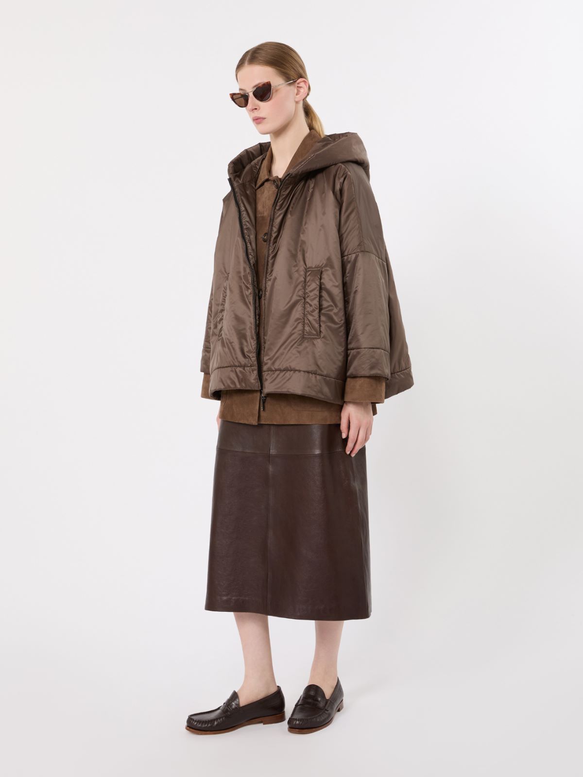 Wattierte Jacke aus wasserabweisendem Canvas mit Kapuze - BRAUN