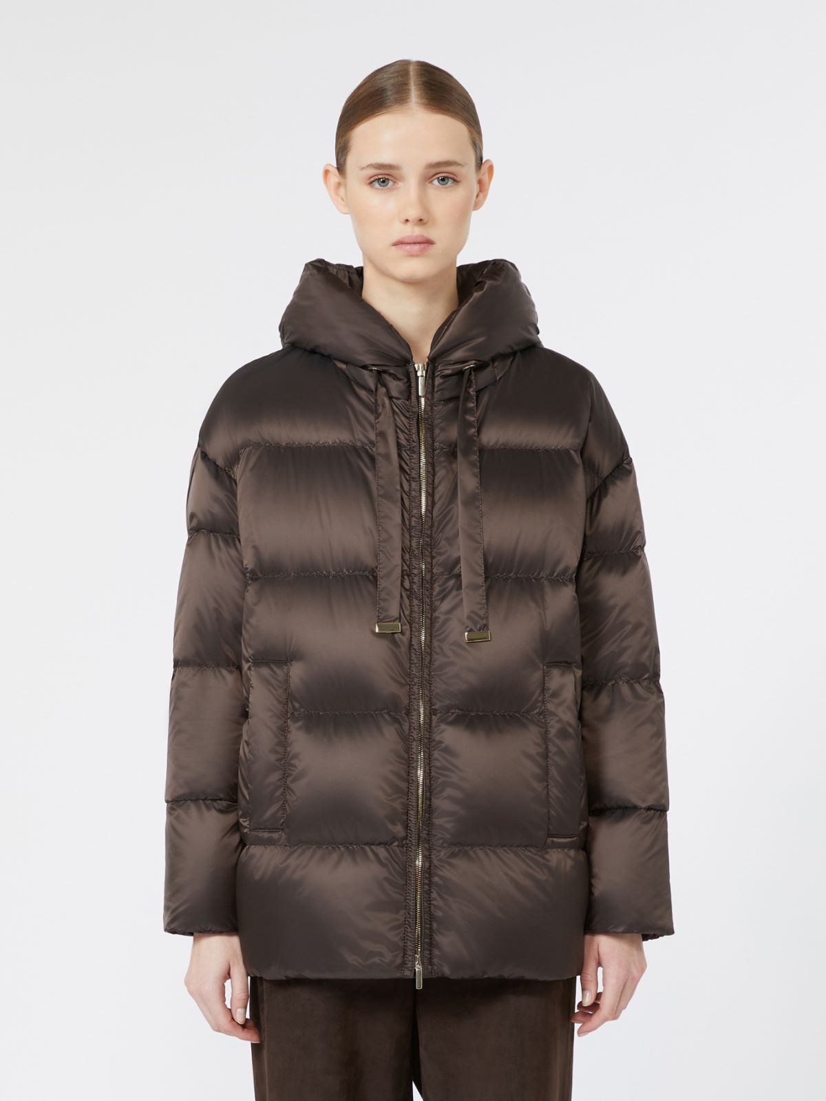 Krótka szeroka pikowana kurtka z tkaniny wodoodpornej - CIEMNOBRĄZOWY - Max Mara - 2