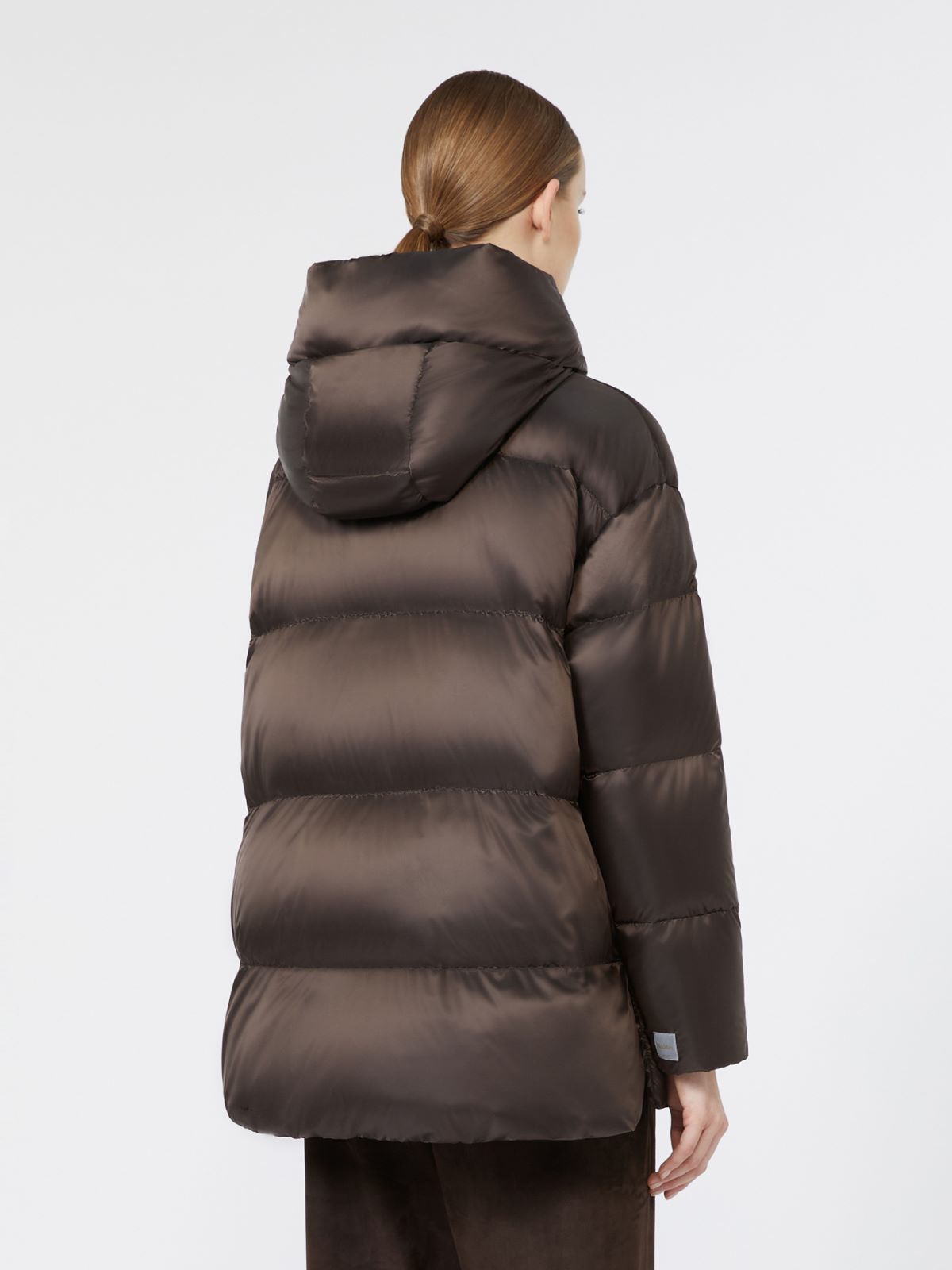 Krótka szeroka pikowana kurtka z tkaniny wodoodpornej - CIEMNOBRĄZOWY - Max Mara - 3