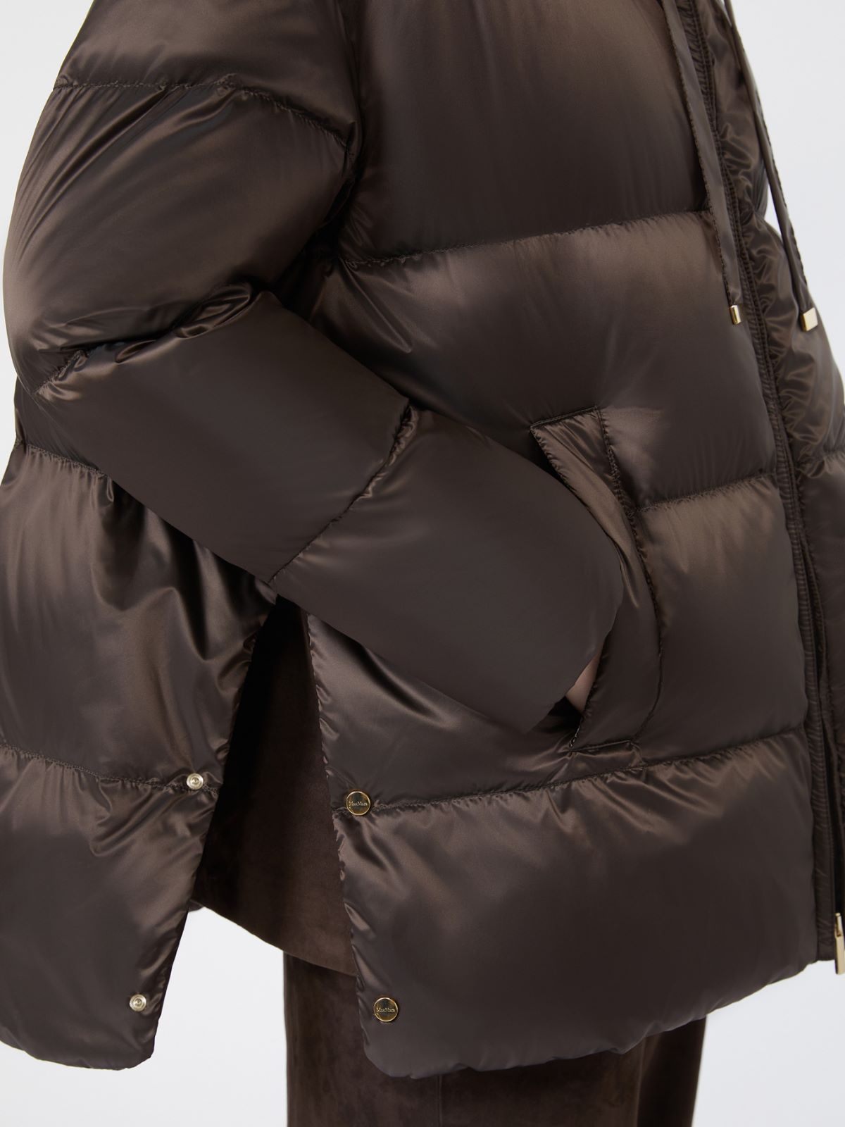 Krótka szeroka pikowana kurtka z tkaniny wodoodpornej - CIEMNOBRĄZOWY - Max Mara - 4
