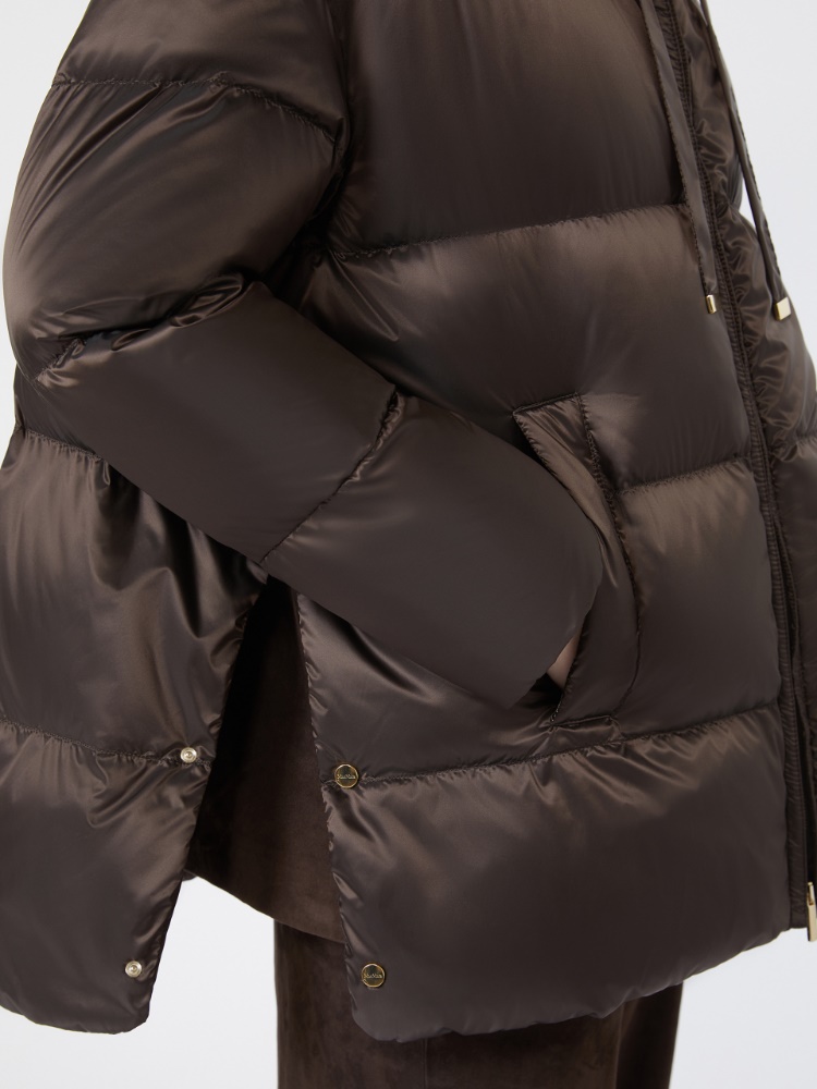 Krótka szeroka pikowana kurtka z tkaniny wodoodpornej - CIEMNOBRĄZOWY - Max Mara - 4