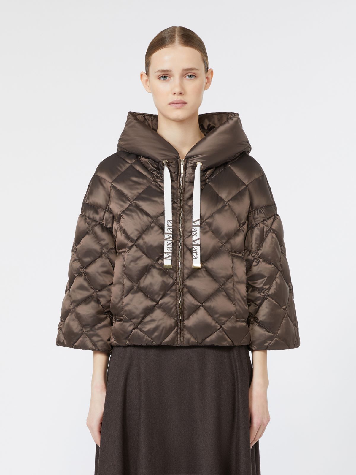 Ocieplana kurtka o kroju peleryny z połyskującej tkaniny wodoodpornej - BRĄZOWY - Max Mara - 2
