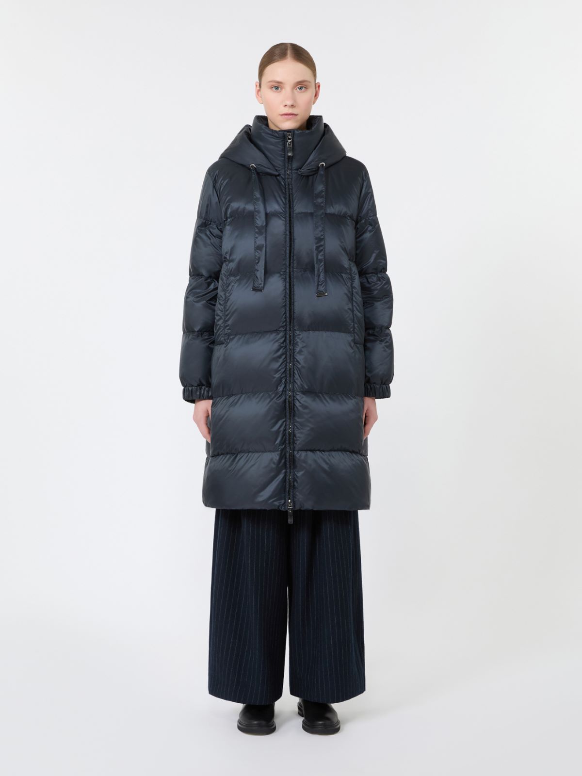 Szeroka pikowana kurtka midi z wodoodpornej tkaniny - CIEMNOGRANATOWY - Max Mara - 2