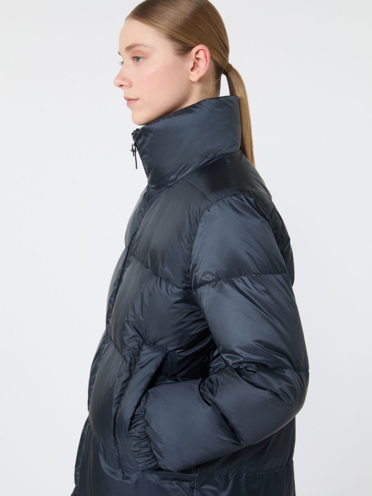 Szeroka pikowana kurtka midi z wodoodpornej tkaniny - CIEMNOGRANATOWY - Max Mara - 4