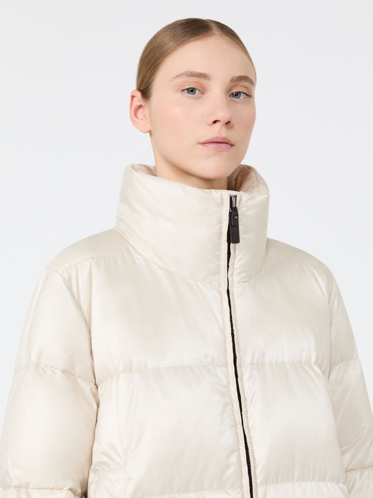 Szeroka pikowana kurtka midi z wodoodpornej tkaniny - WANILIOWY - Max Mara - 4